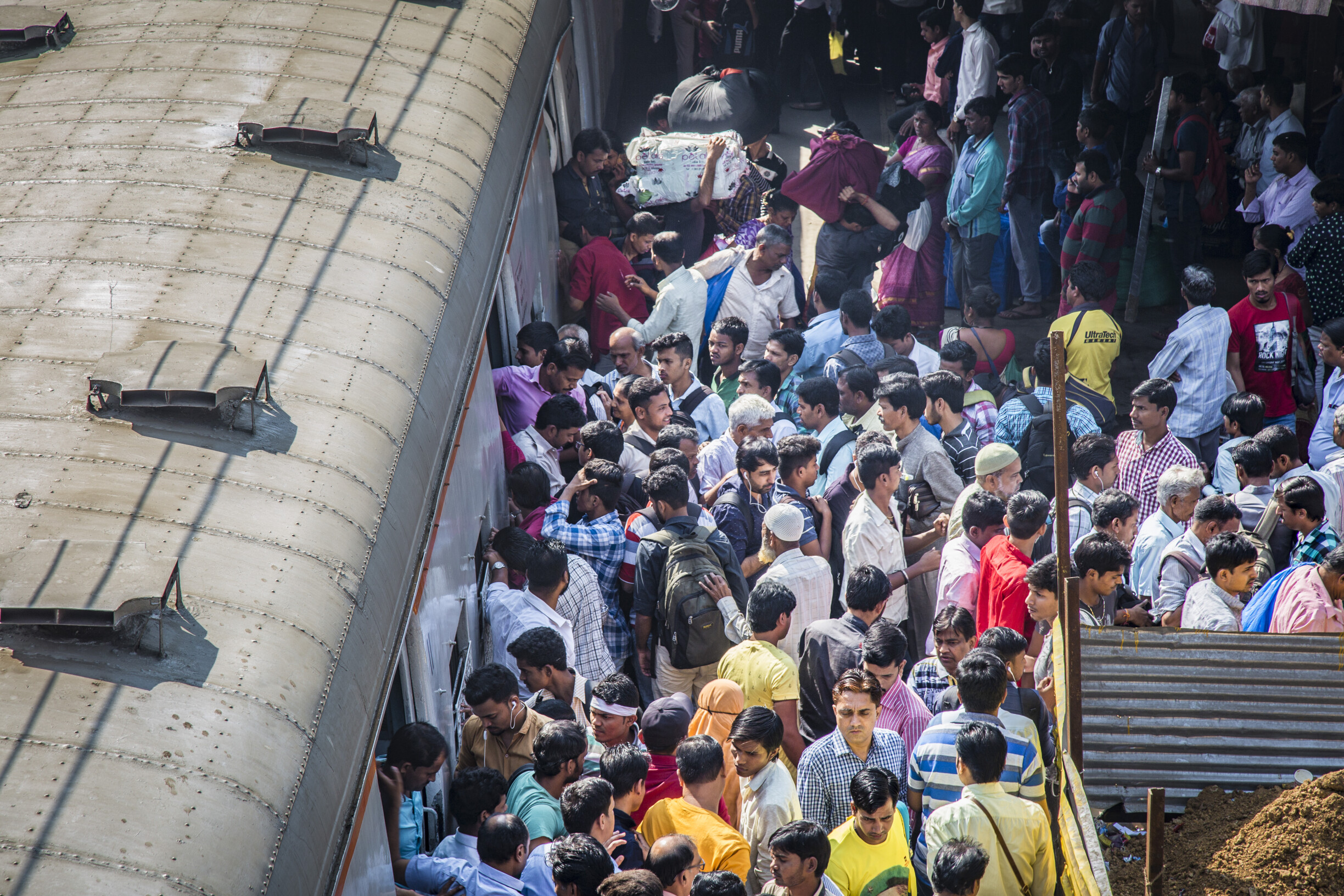 मध्य रेल्वेची वाहतूक २० मिनीटे उशीरानं, प्रवाशांचा खोळंबा