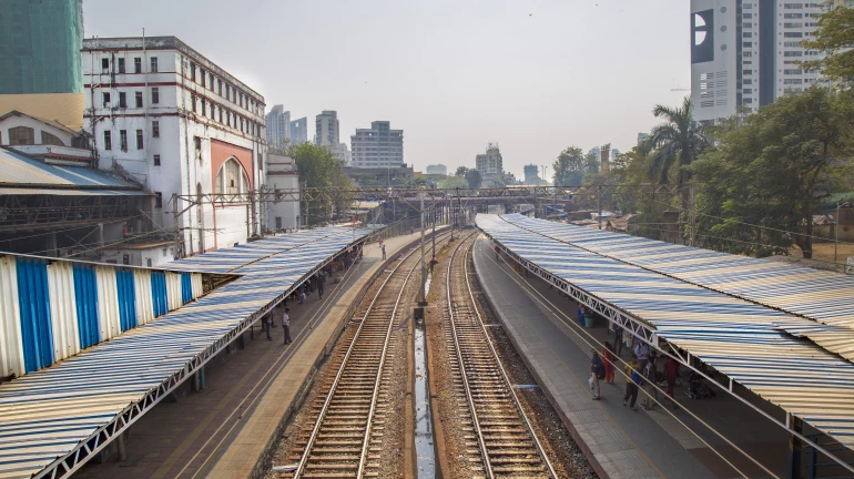 माटुंगाजवळ रुळाला तडे, मध्य रेल्वेवरील वाहतूक विस्कळीत माटुंगाजवळ रुळाला तडे, मध्य रेल्वेवरील वाहतूक विस्कळीत