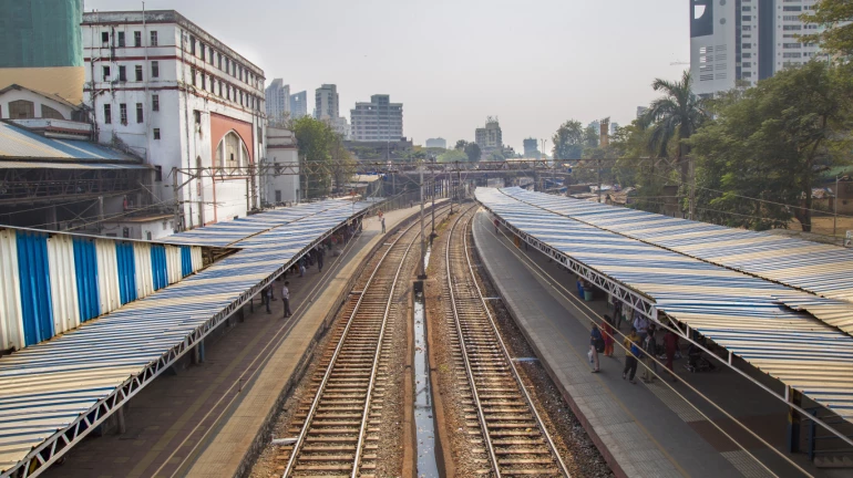 रेल्वे परिसर स्वच्छ करण्यासाठी नवीन व्हॅक्यूम मशीन सज्ज रेल्वे परिसर स्वच्छ करण्यासाठी नवीन व्हॅक्यूम मशीन सज्ज