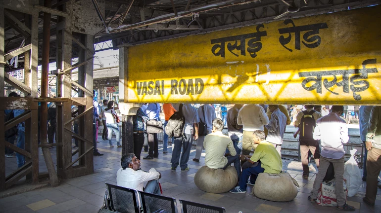 Vasai: RPF Saves Commuter Trying To Board A Moving Train Vasai: RPF Saves Commuter Trying To Board A Moving Train