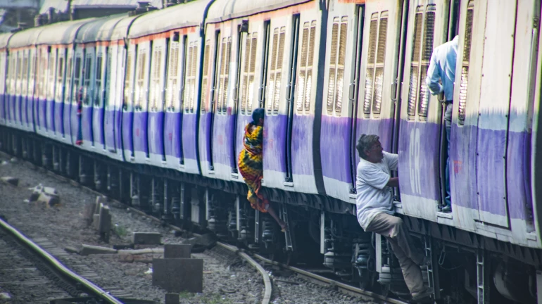 मध्य रेल्वे विस्कळीत, चाकरमान्यांचे हाल मध्य रेल्वे विस्कळीत, चाकरमान्यांचे हाल