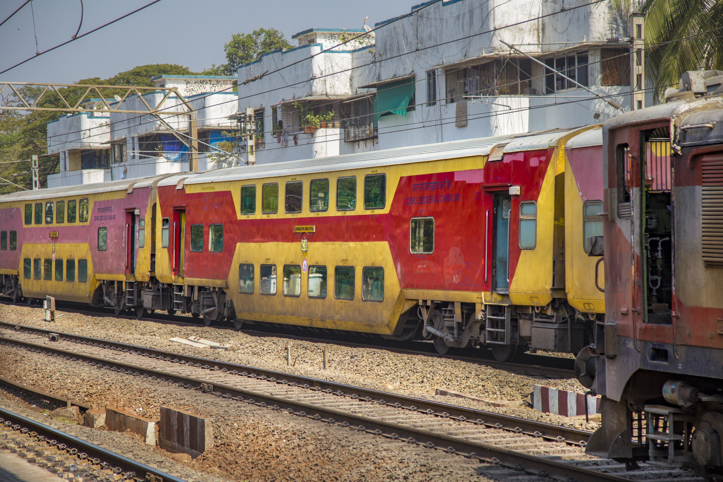 ८९२ रेल्वे डब्यांचे वॉर्डमध्ये रूपांतर