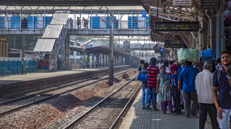 घाटकोपर स्थानकातील २ पादचारी पूल दुरुस्तीसाठी बंद घाटकोपर स्थानकातील २ पादचारी पूल दुरुस्तीसाठी बंद