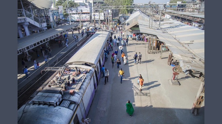 नववर्षाच्या दुसऱ्याच दिवशी मध्य रेल्वेची वाहतूक विस्कळीत नववर्षाच्या दुसऱ्याच दिवशी मध्य रेल्वेची वाहतूक विस्कळीत