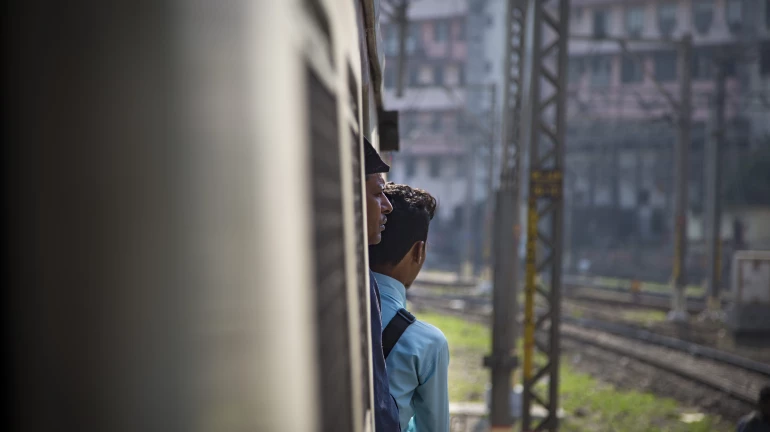 मुंबई लोकल - मुंब्रा हादसे के बाद दरवाज़े पर बैग लेकर खड़े होने पर प्रतिबंध मुंबई लोकल - मुंब्रा हादसे के बाद दरवाज़े पर बैग लेकर खड़े होने पर प्रतिबंध