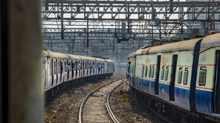 मध्य रेलवे और हार्बर लाइन पर रविवार को मेगा ब्लॉक
