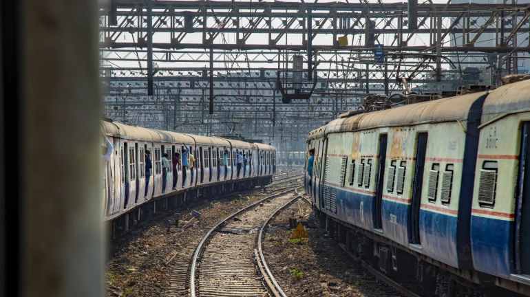 लोकलच्या महिला डब्यावर दगडफेक, एक प्रवासी जखमी लोकलच्या महिला डब्यावर दगडफेक, एक प्रवासी जखमी