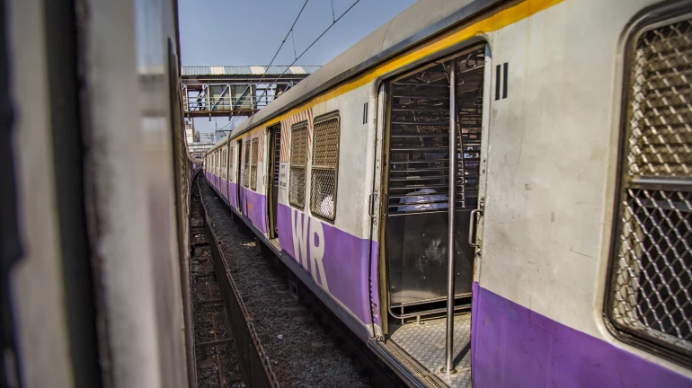 पश्चिम रेल्वेवर वांद्रे माहीम दरम्यान लोकलसेवा उशिराने पश्चिम रेल्वेवर वांद्रे माहीम दरम्यान लोकलसेवा उशिराने