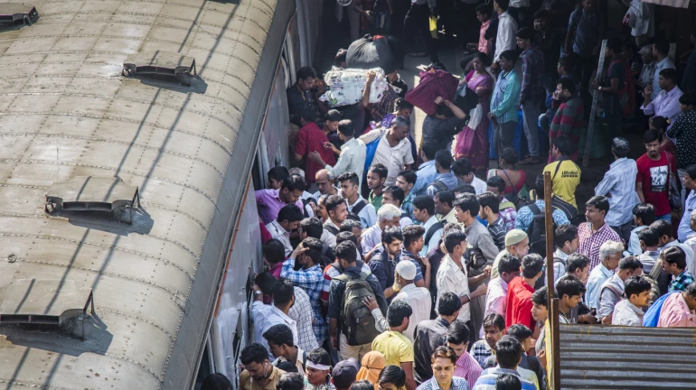 लोकलच्या गर्दीचे व्हिडिओ खोटे; सोशल मीडियावर शेअर न करण्याचं मध्य रेल्वेचं आवाहन लोकलच्या गर्दीचे व्हिडिओ खोटे; सोशल मीडियावर शेअर न करण्याचं मध्य रेल्वेचं आवाहन