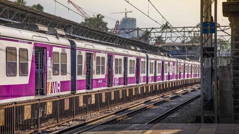 मुंबई -  पश्चिम रेलवे ने 12 लोकल ट्रेनों को 15 डब्बो में परिवर्तित किया