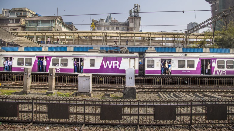 महिला लोकल प्रवाशांसाठी राज्य सरकारची रेल्वेला पुन्हा विनंती महिला लोकल प्रवाशांसाठी राज्य सरकारची रेल्वेला पुन्हा विनंती