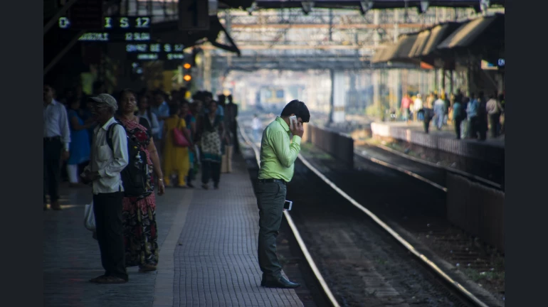 लोकलच्या दरवाजात मोबाइलवर बोलणं भोवलं लोकलच्या दरवाजात मोबाइलवर बोलणं भोवलं