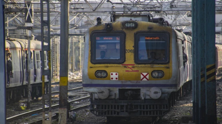 मुंबई लोकल ट्रेन-  ट्रेनो में यात्रा पर प्रतिबंध लगाने की कोई योजना नहीं - बीएमसी