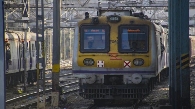 मुंबईतील महिलांना लोकल प्रवासाची परवानगी कुणामुळे नाही? मुंबईतील महिलांना लोकल प्रवासाची परवानगी कुणामुळे नाही?