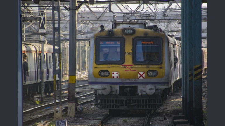 लोकलमध्ये 'या' कारणांमुळे लागली मराठी पाटी लोकलमध्ये 'या' कारणांमुळे लागली मराठी पाटी