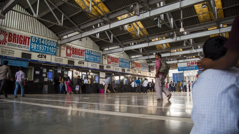 लोकल ट्रेन में  यात्रियों की संख्या में वृद्धि, लेकिन लोकल की फेरियां फिलहाल कम लोकल ट्रेन में  यात्रियों की संख्या में वृद्धि, लेकिन लोकल की फेरियां फिलहाल कम