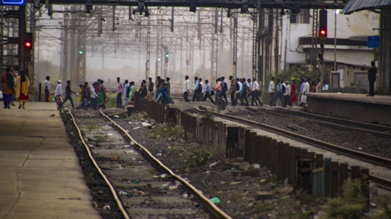 Crack in railway track between Vikhroli and Matunga disrupts local train schedule; Passengers in distress Crack in railway track between Vikhroli and Matunga disrupts local train schedule; Passengers in distress