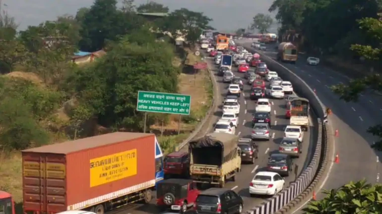 Massive traffic on Pune-Mumbai Expressway amidst festivities