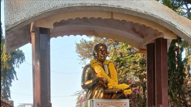 मीनाताई ठाकरे यांचा पुतळा आता पारदर्शक काचेने बंदिस्त करणार मीनाताई ठाकरे यांचा पुतळा आता पारदर्शक काचेने बंदिस्त करणार