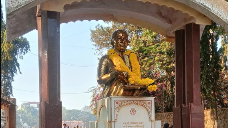 Mumbai: Tension erupts in Dadar after paint is thrown on Meenatai Thackeray's statue Mumbai: Tension erupts in Dadar after paint is thrown on Meenatai Thackeray's statue