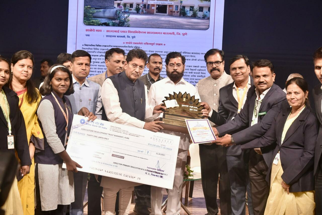 'मुख्यमंत्री मेरा स्कूल, सुंदर स्कूल' अभियान के तहत प्रतियोगिता के विजेता स्कूलों को  मुख्यमंत्री दिया प्रमाण पत्र