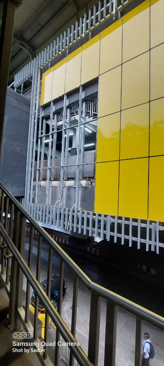 बोरीवली के मंडपेश्वर मेट्रो स्टेशन का ग्लास पैनल गिरा