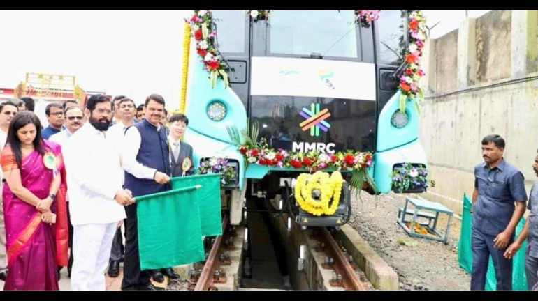 मुख्यमंत्री एकनाथ शिंदेंनी मेट्रो लाइन 3 च्या ट्रायल रनला हिरवा झेंडा दाखवला मुख्यमंत्री एकनाथ शिंदेंनी मेट्रो लाइन 3 च्या ट्रायल रनला हिरवा झेंडा दाखवला