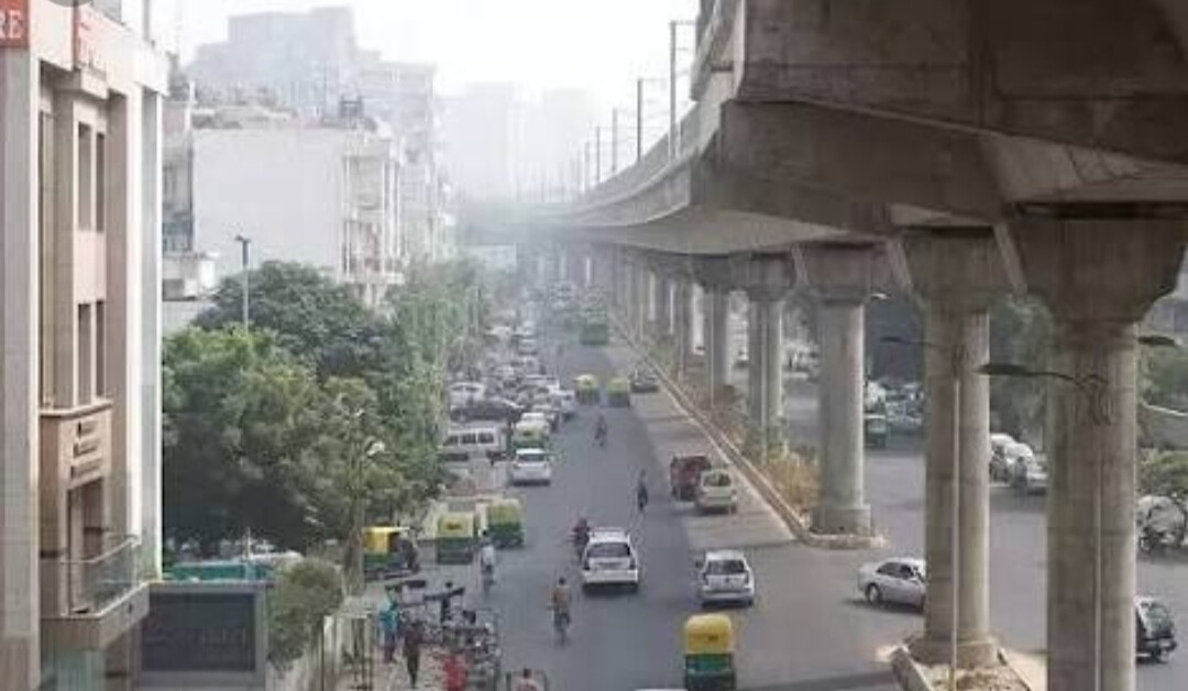 मुंबई : मेट्रो के खंभों पर लिखे नंबरों की सहायता से लोग ढूंढ रहे हैं पता