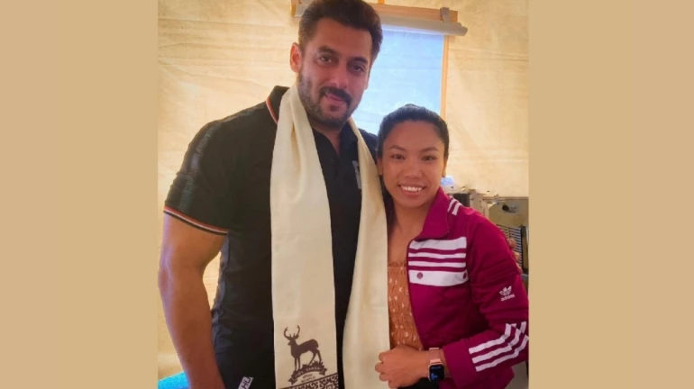 मीराबाई चानू के साथ सलमान खान ने की फ़ोटो शेयर, उड़ने लगा मजाक मीराबाई चानू के साथ सलमान खान ने की फ़ोटो शेयर, उड़ने लगा मजाक