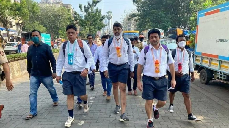 दहिसरमध्ये मनसेचं स्कूल युनिफाॅर्ममध्ये आंदोलन दहिसरमध्ये मनसेचं स्कूल युनिफाॅर्ममध्ये आंदोलन