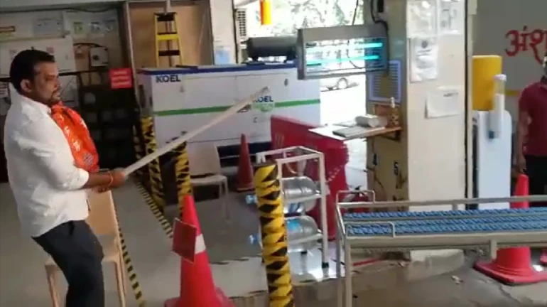 मनसे कार्यकर्त्यांकडून मुंबईतल्या अॅमेझॉन कार्यालयाची तोडफोड मनसे कार्यकर्त्यांकडून मुंबईतल्या अॅमेझॉन कार्यालयाची तोडफोड