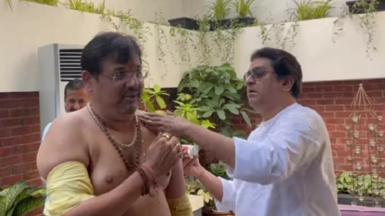 वीडियो- कार्यकर्ता के कंधे पर राज ठाकरे ने खुद लगाया मरहम वीडियो- कार्यकर्ता के कंधे पर राज ठाकरे ने खुद लगाया मरहम