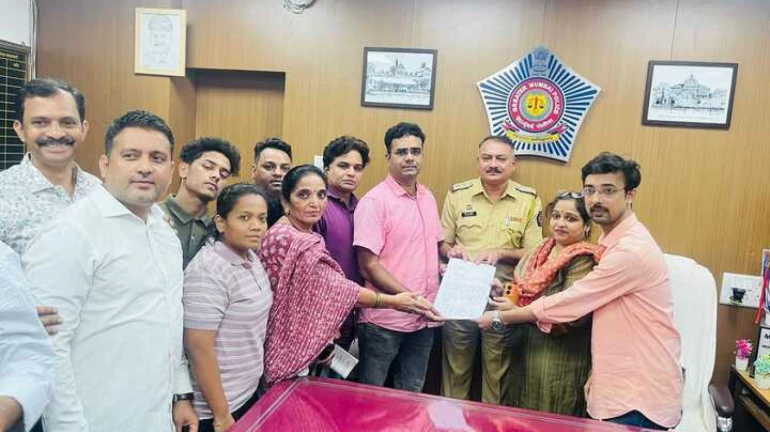 वरळी : मनसेवर सुपारीबाजची टीका, बॅनरवरून वातावरण तापले वरळी : मनसेवर सुपारीबाजची टीका, बॅनरवरून वातावरण तापले