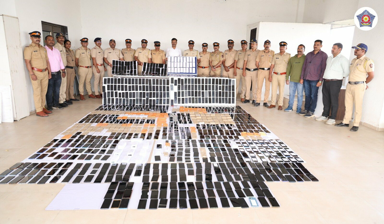 मुंबई पुलिस ने 2 करोड़ रुपये के 1,650 चोरी के मोबाइल बरामद किए