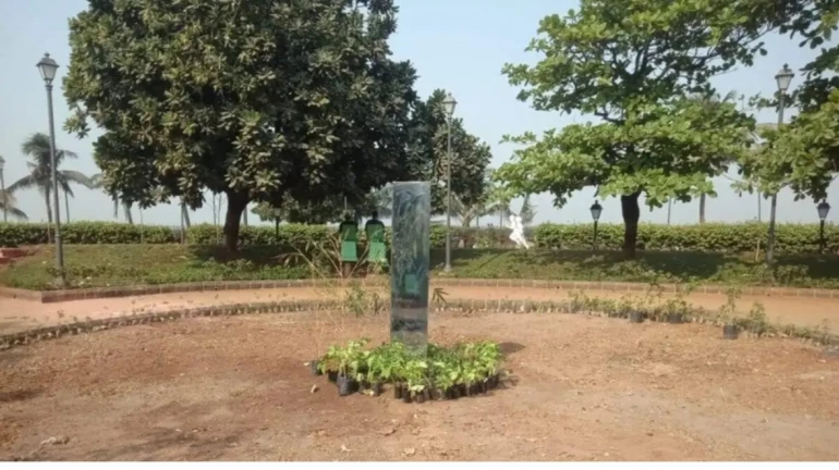 मुंबईत 'इथं' आढळला रहस्यमयी मोनोलिथ मुंबईत 'इथं' आढळला रहस्यमयी मोनोलिथ