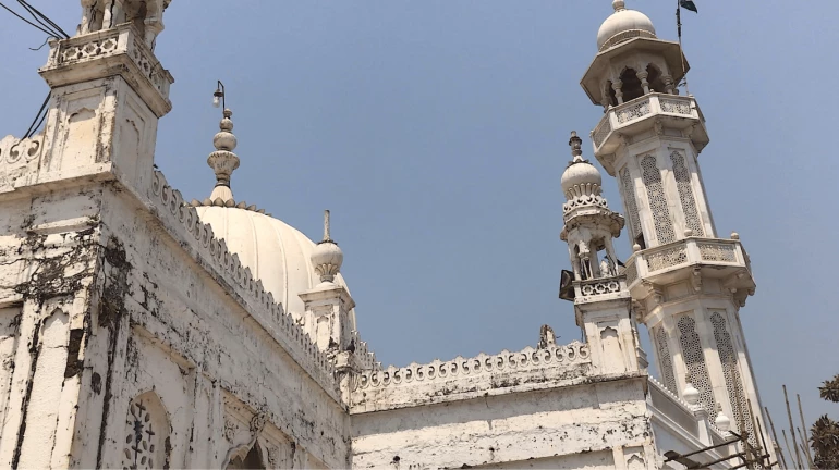 पोलिसांच्या लाऊडस्पीकरच्या निर्बंधाविरुद्ध 5 दर्ग्यांची हायकोर्टात धाव पोलिसांच्या लाऊडस्पीकरच्या निर्बंधाविरुद्ध 5 दर्ग्यांची हायकोर्टात धाव