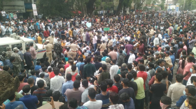 MPSC: परीक्षा पुढं ढकलल्याने विद्यार्थी प्रचंड नाराज, पुण्यात रास्तारोको MPSC: परीक्षा पुढं ढकलल्याने विद्यार्थी प्रचंड नाराज, पुण्यात रास्तारोको