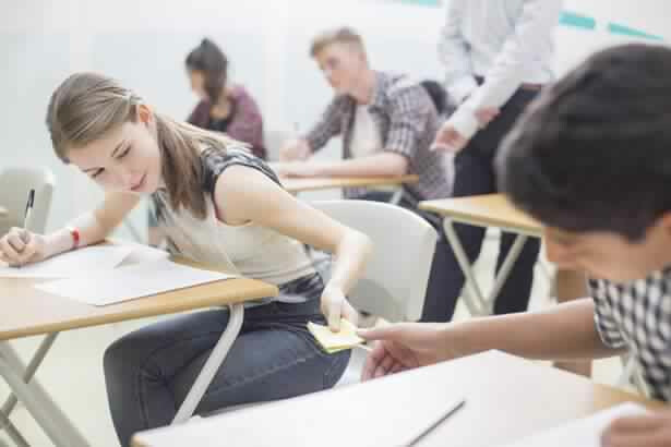 विद्यार्थ्याकडे कॉपी आढळल्यास सबंधित शाळांची मान्यता होणार रद्द