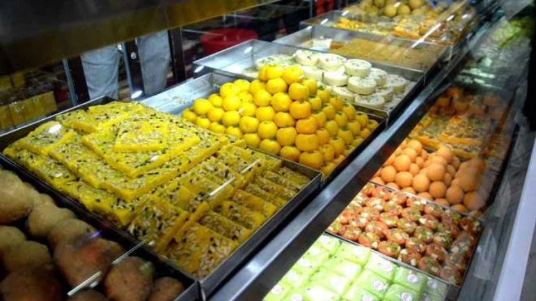 खाने और मिठाइयों में मिलावट करने वालों के खिलाफ विशेष अभियान खाने और मिठाइयों में मिलावट करने वालों के खिलाफ विशेष अभियान