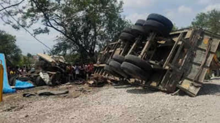 मुंबई आग्रा महामार्गावर भीषण अपघात, 12 जणांचा चिरडून मृत्यू मुंबई आग्रा महामार्गावर भीषण अपघात, 12 जणांचा चिरडून मृत्यू