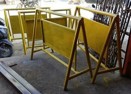 मालाडमध्ये बॅरिकेड कोसळून 12 वर्षीय मुलगी जखमी