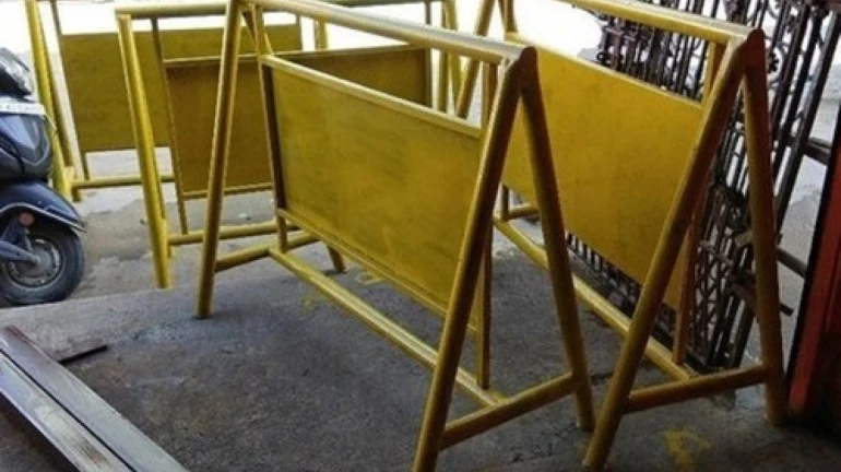 मालाडमध्ये बॅरिकेड कोसळून 12 वर्षीय मुलगी जखमी मालाडमध्ये बॅरिकेड कोसळून 12 वर्षीय मुलगी जखमी