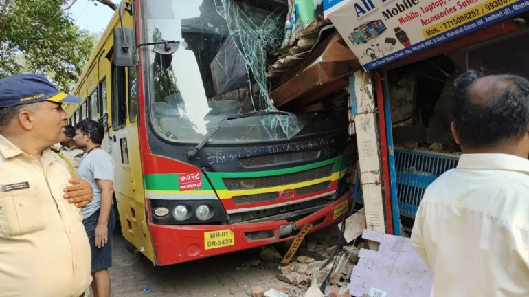 अंधेरी महाकालजवळ बेस्ट बसचा अपघात अंधेरी महाकालजवळ बेस्ट बसचा अपघात