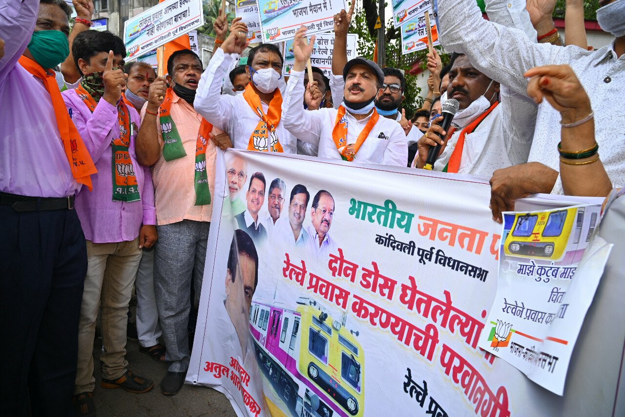 लोकल ट्रेन में आम आदमी को यात्रा करने की मांग को लेकर बीजेपी का प्रदर्शन