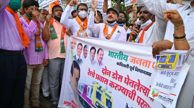 लोकल ट्रेन में आम आदमी को यात्रा करने की मांग को लेकर बीजेपी का प्रदर्शन लोकल ट्रेन में आम आदमी को यात्रा करने की मांग को लेकर बीजेपी का प्रदर्शन