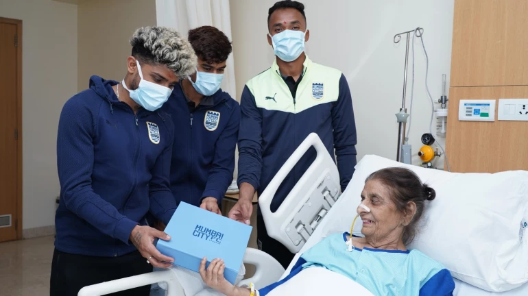 World Cancer Day: Mumbai FC Football Players Encourage Cancer Survivors World Cancer Day: Mumbai FC Football Players Encourage Cancer Survivors