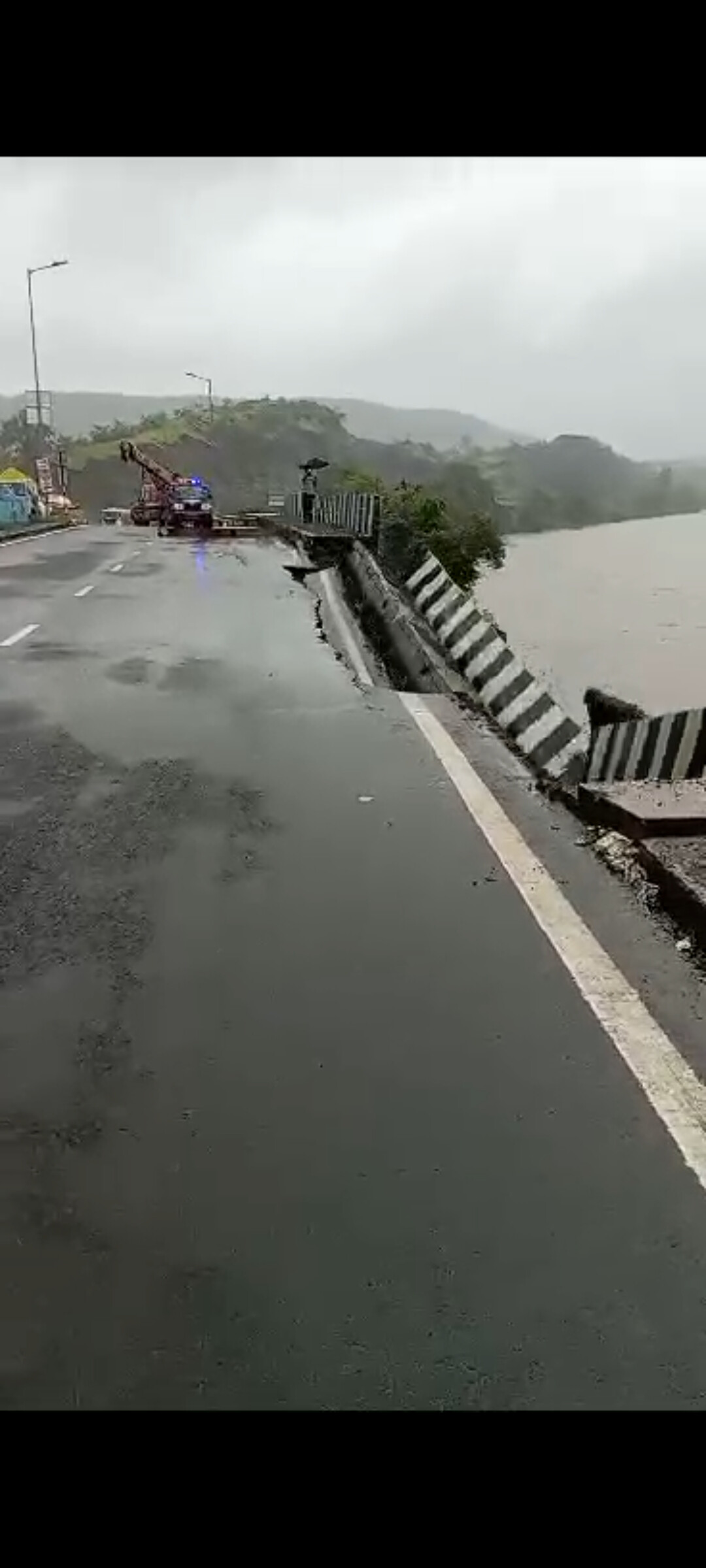 विसावा नदीजवळचा रस्ता खचल्याने नागरिकांकडून बांधकामावर प्रश्नचिन्ह उपस्थित