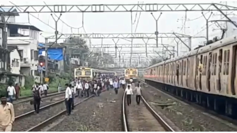 Mumbai Local News : दादर रेल्वे स्थानकावर तांत्रिक बिघाड, लोकलसेवा उशिरानं