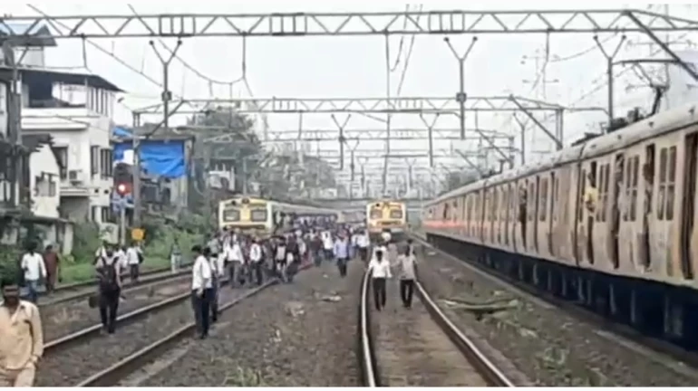Mumbai Local News : दादर रेल्वे स्थानकावर तांत्रिक बिघाड, लोकलसेवा उशिरानं Mumbai Local News : दादर रेल्वे स्थानकावर तांत्रिक बिघाड, लोकलसेवा उशिरानं