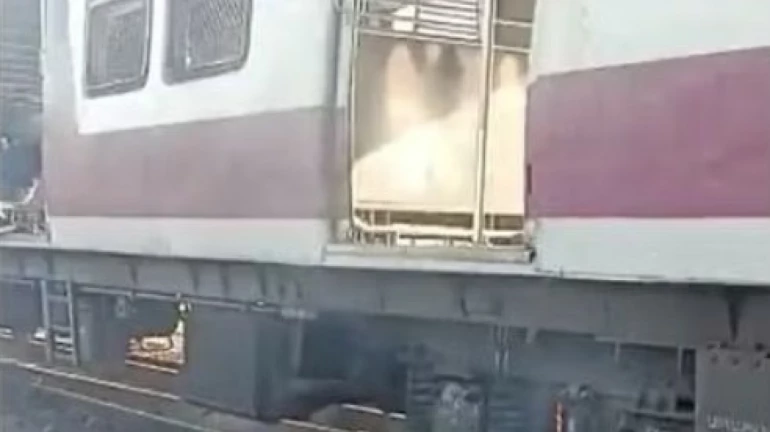 मुंबई लोकल ट्रेनच्या चाकाला आग, प्रवाशांची डब्यातून उडी